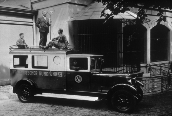 WERAG 1929: Der erste Ü-Wagen bei einer Live-Reportage aus dem Kölner Zoo im Einsatz