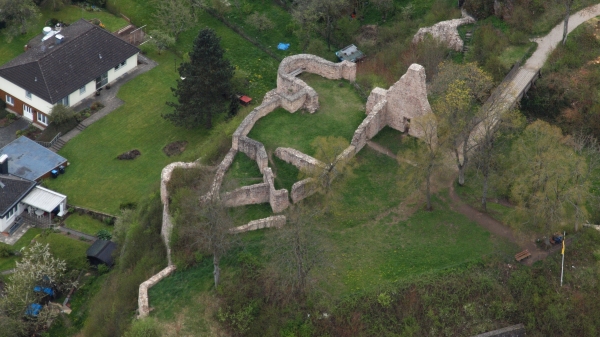 Turm- und Burgreste der im 17. Jhd.  zerstörten Burg Löwenburg in Gerolstein, 2015