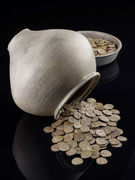 Der Münzschatz von Spay, die Münzen stammen aus dem Ende des dritten Jahrhunderts, der Schatz liegt heute beim LVR-Landesmuseum in Bonn
