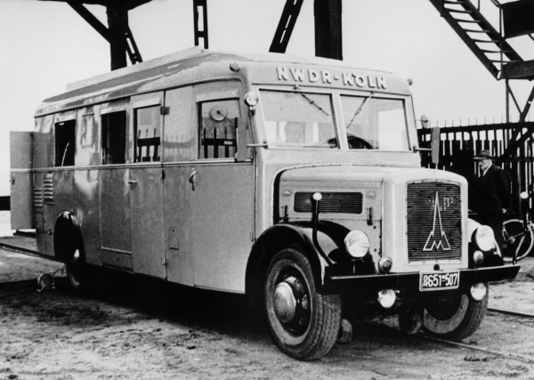 Einer der ersten Hörfunk-Übertragungswagen des NWDR Köln, hier im Duisburger Hafen, ca. 1950