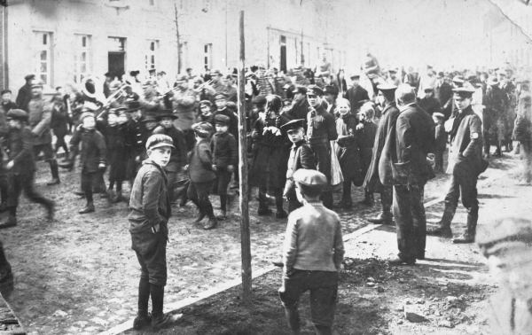 Das Musikkorps des 2. Ersatz-Bataillons des Infanterie- Regiments 28 auf dem Weg in die Innenstadt, 1917