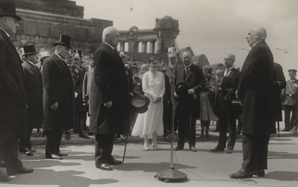 Der Koblenzer Oberbürgermeister Dr. Karl Russell (rechts) begrüßt Reichspräsident Paul von Hindenburg am Deutschen Eck, 22.7.1930