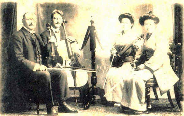 Streichquartett mit August Junker Violine (links) und Heinrich Werkmeister (zweiter von links) in Tokyo