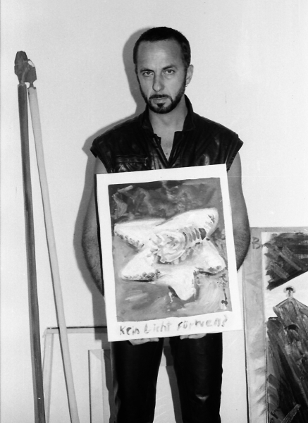 Jörg Immendorff mit Werk "Kein Licht für Wen?", Porträtfoto, 1981