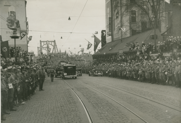 Einmarsch deutscher Truppen in Köln am 7. März 1936, Zuschauer in der Gürzenichstraße, Foto: Julius Radermacher