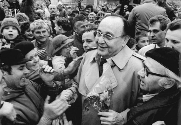 Hans-Dietrich Genscher bei einer Wahlkundgebung der FDP der DDR auf dem Domplatz Erfurt, 28.2.1990, Foto: Heinz Hirndorf