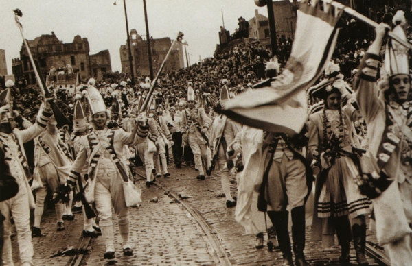 Der Rosenmontagszug zieht durch Köln, 1949