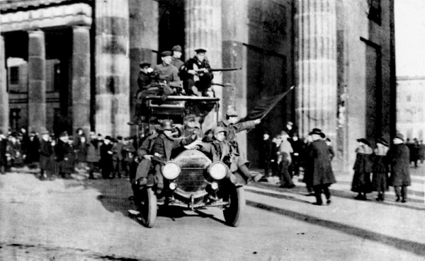 Ein Lastauto, mit revolutionären Matrosen und Soldaten besetzt, fährt während der Novemberrevolution durch das Brandenburger Tor, 9.11.1918, (Symbolbild)