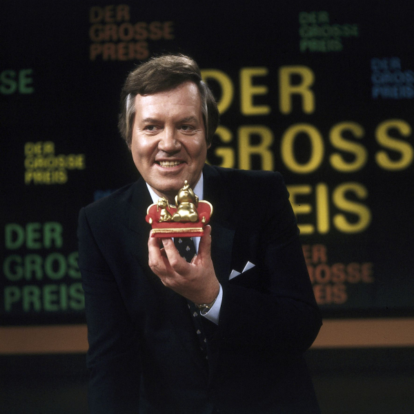 Wim Thoelke mit den goldenen 'Wum und Wendelin' im Rahmen der Sendung 'Der Große Preis', undatiert