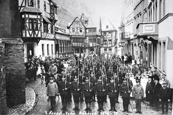Aufmarsch einer Landsturmeinheit in Bacharach, August 1914