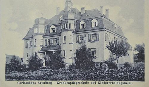 Ansichtskarte des Caritashauses in Arenberg in seiner ursprünglichen Architektur