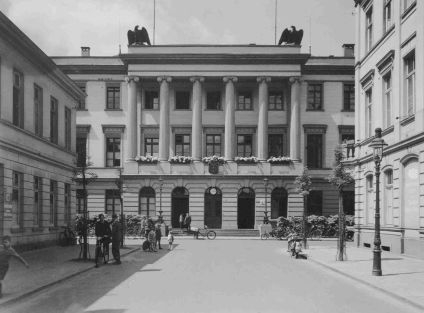 Das Krefelder Rathaus an der Weststraße (1933 Schneiderstraße) vor seiner Zerstörung 1943