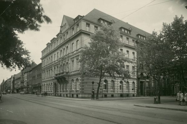Außenansicht der Landesbank in Düsseldorf an der Ecke Friedrichstraße und Fürstenwall, Fotograf: Martin Knauer, ca. 1936