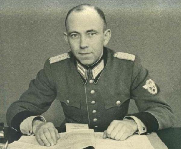 Otto Weiß im Dienst am Polizeipräsidium Breslau, um 1940