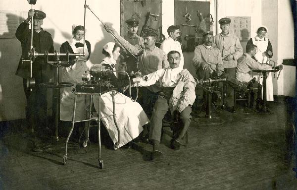 Orthopädische Geräte im Diakonielazarett während des Ersten Weltkrieges