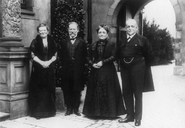 August Thyssen, Balbina Bicheroux  geb. Thyssen, Josef Thyssen, Therese Hoo-semanns geb. Thyssen (v. r.), Familienfoto