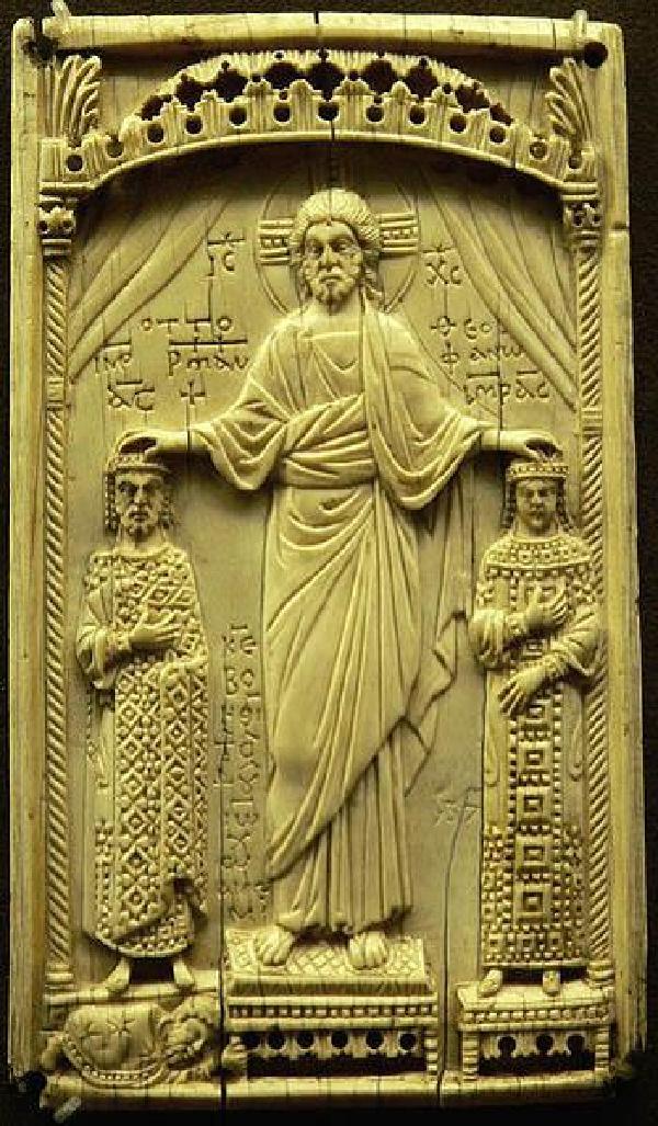 Otto II. und seine Gemahlin Theophanu, von Christus gekrönt und gesegnet. Relieftafel aus Elfenbein, um 982/983