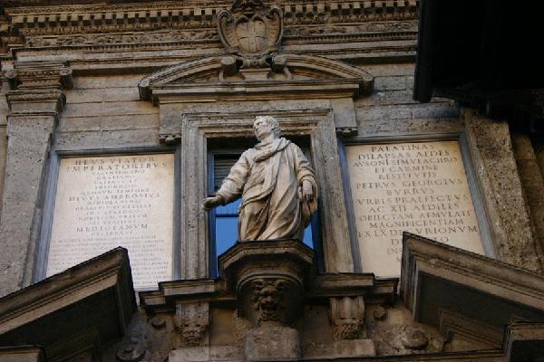 Ausoniusdenkmal am Palazzo delle Scuole palatine, Piazza Mercanti, Mailand, 1. Hälfte 17. Jahrhundert, Bildhauer: Giovanni Pietro Lasagna (geboren um 1600)