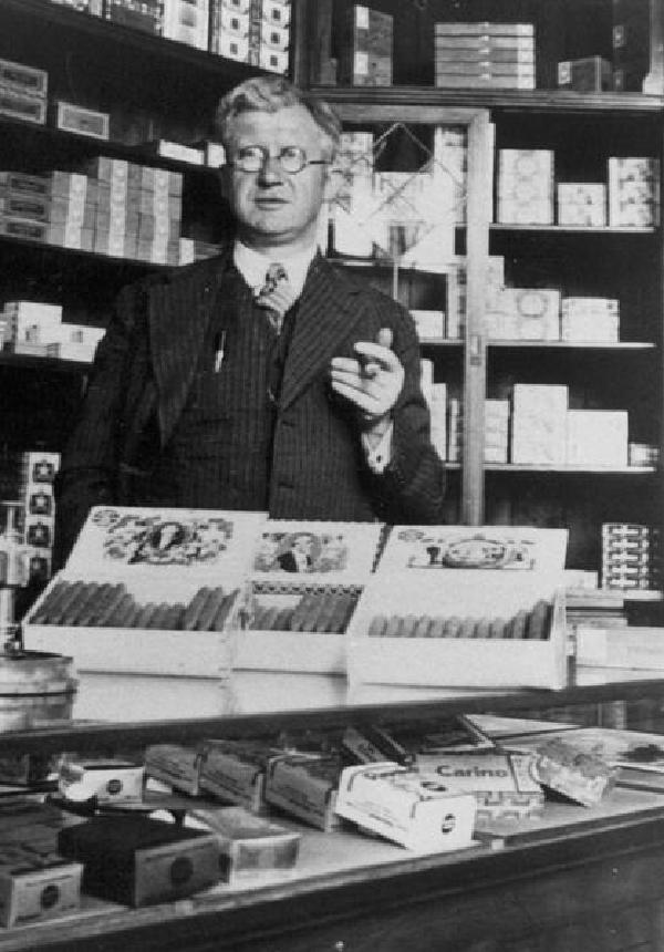 Wilhelm Elfes in seinem Zigarrenladen am Luisenplatz 6 in Krefeld