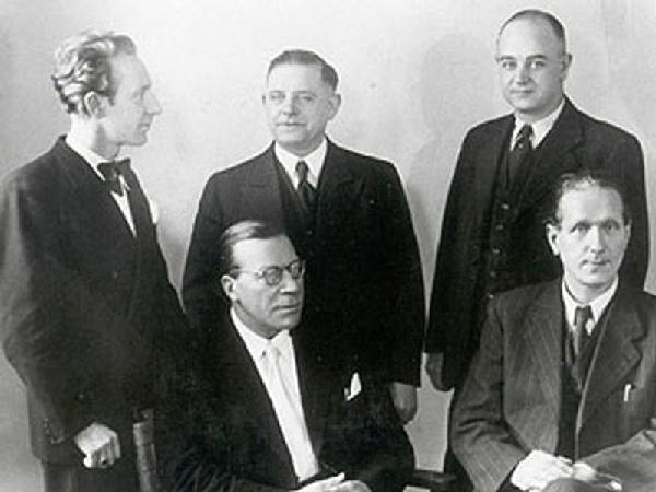 Karl Müller (rechts unten) zusammen mit den Düsseldorfer Widerstandskämpfern Aloys Odenthal (1912-2001), Ernst Klein (1900-1964), Josef Lauxtermann (1898-1972) und Karl August Wiedenhofen (1888-1958), nach 1945