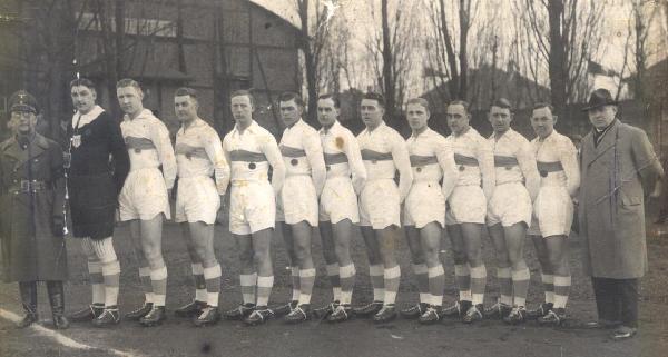Die Mannschaft des SV Lintfort wurde 1940 Deutscher Meister im Feldhandball. 2. von links Torwart Heinz Körvers
